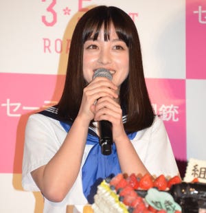 橋本環奈、17歳の誕生日を"機関銃"ケーキで祝福「演技も歌も頑張りたい」