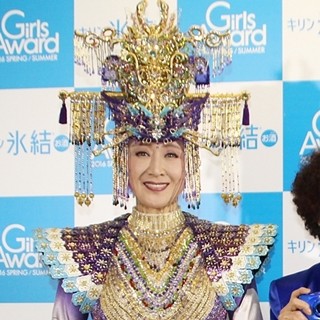 小林幸子、高橋みなみに「幸あれ」- 卒業&誕生祝いにバカラのグラス贈る