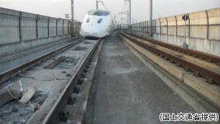 熊本地震、九州新幹線の被害状況 - 脱線した800系、倒壊した煙突の写真など