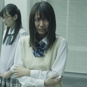 小島梨里杏、初主演映画で血まみれに…『人狼ゲーム』新写真&予告編公開