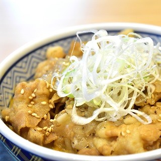 今年は"牛カルビ丼"も塩だれで! 吉野家の夏定番「ねぎ塩豚丼」を食べてきた