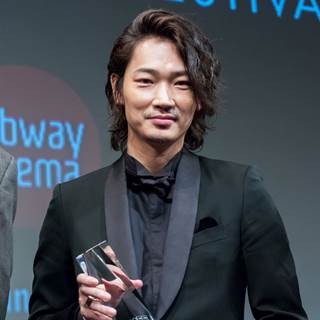 綾野剛、ライジング･スター賞で初NY! 謙虚な英語スピーチに拍手喝采