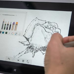 2,048段階の筆圧感知ペン、使い勝手はいかほど? 「LAVIE Tab W TW710/EAS」でバラの絵を描く