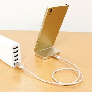 上海問屋、スタンドにもなるmicroUSB充電ドック - ゴールドとシルバーの2色