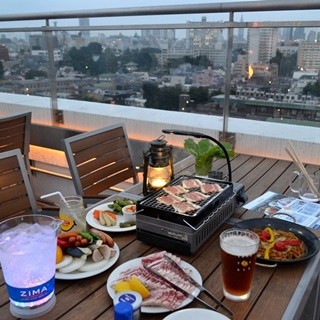 ビールもBBQもジャズも! 新宿の隠れ家的"天空"ビアガーデンで手軽な贅沢を