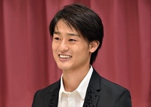 尾崎豊の長男･尾崎裕哉がテレビ初歌唱! 父の名曲「I LOVE YOU」披露