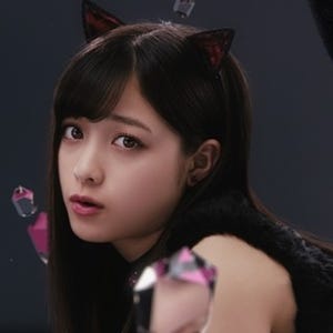 橋本環奈がセクシー黒猫に変身! 猫耳&しっぽ姿で「アイしてる」