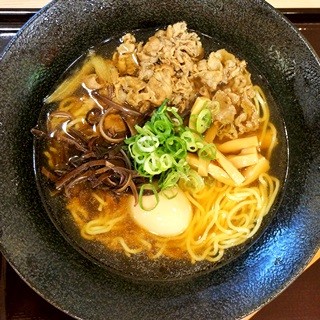 吉野家日本初の"ラーメン"は成田空港にあり! 牛肉&カツコンボも破壊力満点