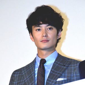 生田斗真、吉川晃司と"囚人服"ペアルックで喜び! 記念写真撮影