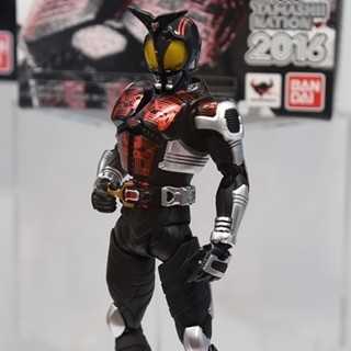 放送10周年! メモリアルな仮面ライダーダークカブトが真骨彫で登場