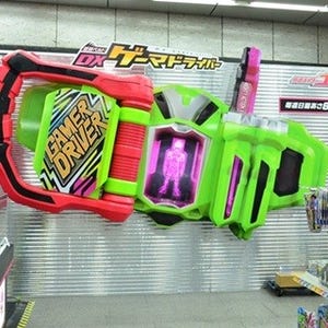 秋葉原に『仮面ライダーエグゼイド』超巨大ベルトが登場! 「DXゲーマドライバー体験イベント」開催