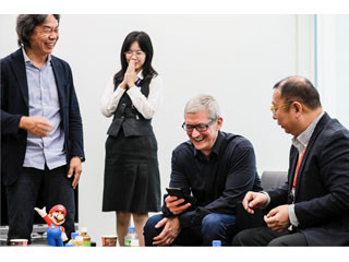 来日中のティム・クック氏、「マリオ」をプレイする様子をTwitterに投稿