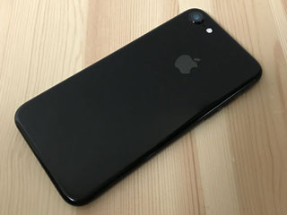 「傷つきやすい」は本当? iPhone 7のジェットブラックを裸で40日間使ったら…… 