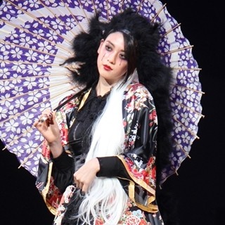 三吉彩花、クールな花魁風ファッション披露! ハロウィンランウェイで存在感