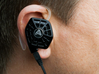 AUDEZE、世界初のセミオープン・平面駆動イヤホン「iSINE」