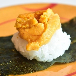 スシローで世界の厳選ネタを100円で提供開始! 第1弾は「濃厚なうに包み」