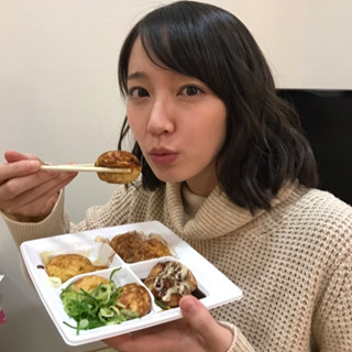 吉岡里帆、恥じらいの"たこ焼きフーフー顔"にファン歓喜「かわいすぎる」