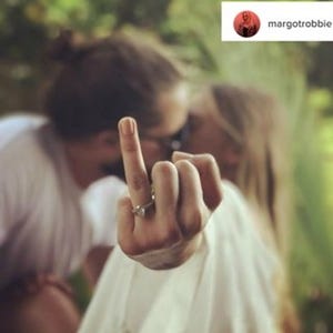 マーゴット･ロビーが結婚! インスタで薬指の指輪披露