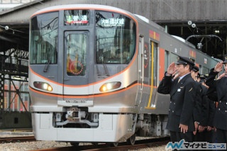 JR西日本323系、大阪環状線新型車両デビュー! クリスマスツリーのLED表示も