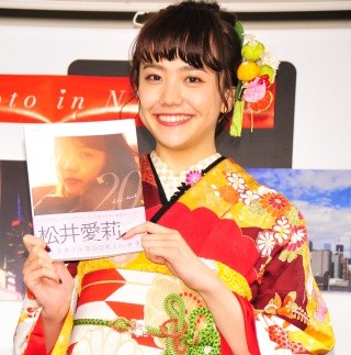 松井愛莉、ランジェリー姿を披露「抵抗は全くなかった!」