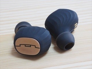 完全ワイヤレスで15,000円切り! 充電ケース込みで48時間使えるイヤホン「AMPS AIR」