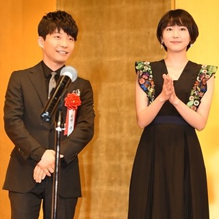 新垣結衣&星野源の2ショットに歓声!『逃げ恥』チームのお祝いで登場