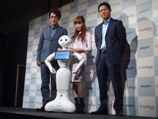 動画で見るPepperの進化 - カフェで接客、アプリで操作も