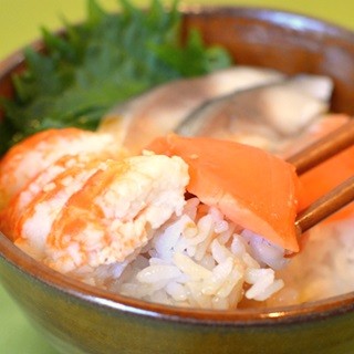 カニかまでも豪華に! コンビニグルメにちょい足しで"海鮮丼"を作ってみた