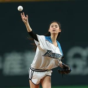 戦隊ヒロイン･柳美稀、始球式で寿司ポーズ披露!「ノーバンで届いた」