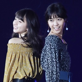 乃木坂46西野七瀬&齋藤飛鳥、肩出しワンピで2ショットランウェイ