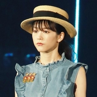 桐谷美玲、デニムワンピでスラリ美脚披露! 麦わら帽子で夏の装い