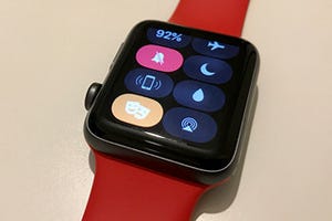 Apple「watchOS 3.2」公開、自動点灯を避ける「シアターモード」追加