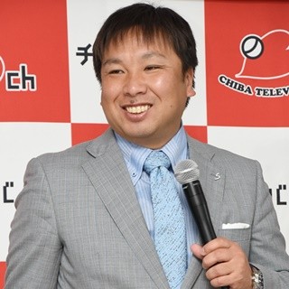 アンジャ児嶋が始球式、受ける里崎智也「おじまさーんって言っときます」