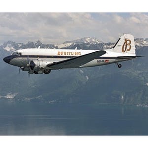 世界一周中の「DC-3」がレッドブル・エアレースに--ローパスを日本初披露