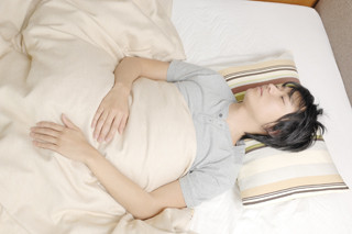 肥満の原因は寝不足? - 睡眠時間が少ないと太りやすい理由とは