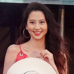 河北麻友子、肌見せ夏ワンピで圧巻オーラ! 雨にも負けず沖縄のファンを魅了