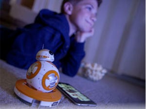 スマートトイ「BB-8 by スフィロ」に「ローグ・ワン」を一緒に見る機能