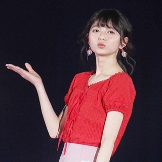 乃木坂46･齋藤飛鳥、ミニスカ衣装で美脚披露! キュートな投げキッスも