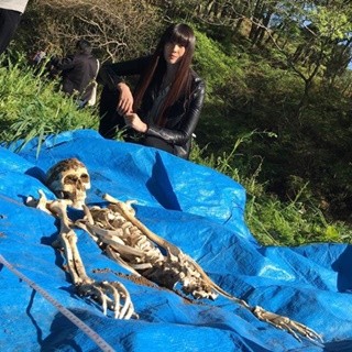 観月ありさ、白骨死体との2ショット披露 -『櫻子さん』オフ写真