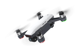 DJI、手のひらサイズのドローン「Spark」発表、自撮りが簡単・楽しい