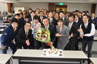 内藤剛志『捜査一課長』現場でサプライズバースデー「来年もここで!」