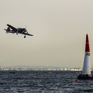 零戦が約70年ぶりに東京湾の空で里帰り飛行--エアレースでローパス披露