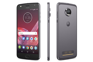 薄く軽くなった「Moto Z2 Play」、ゲームパッドなど新Moto Modsも発表