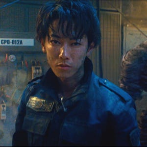 佐藤健VS綾野剛、自分に銃を突きつけながら鋭いバトル! 『亜人』予告編