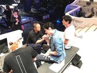 ディーン･フジオカ、初出演へ入念に打ち合わせ -『Mステ』リハ写真公開