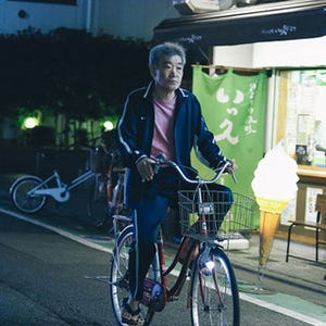 下北沢歴40年の柄本明が、自転車でブラブラ! 『下北沢ダイハード』ED