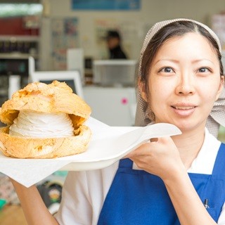 青森でジャンボたちに遭遇! 顔面サイズな「でっかいシュークリーム」の秘密