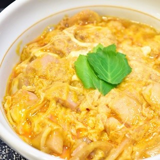 なか卯の「親子丼」が一新! 鶏肉25%増量でどこを食べても肉が出てくるぞ