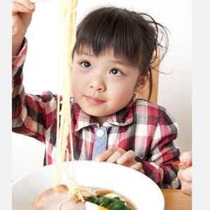 ラーメンは食べさせてもいい? 乳幼児の食事で気をつけたい塩分量の多い食品