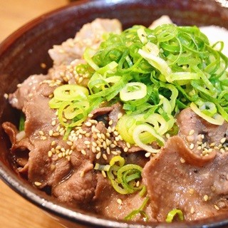 伝説のすた丼屋、「牛タン塩すた丼」発売! とろろとニンニクで元気になるよ